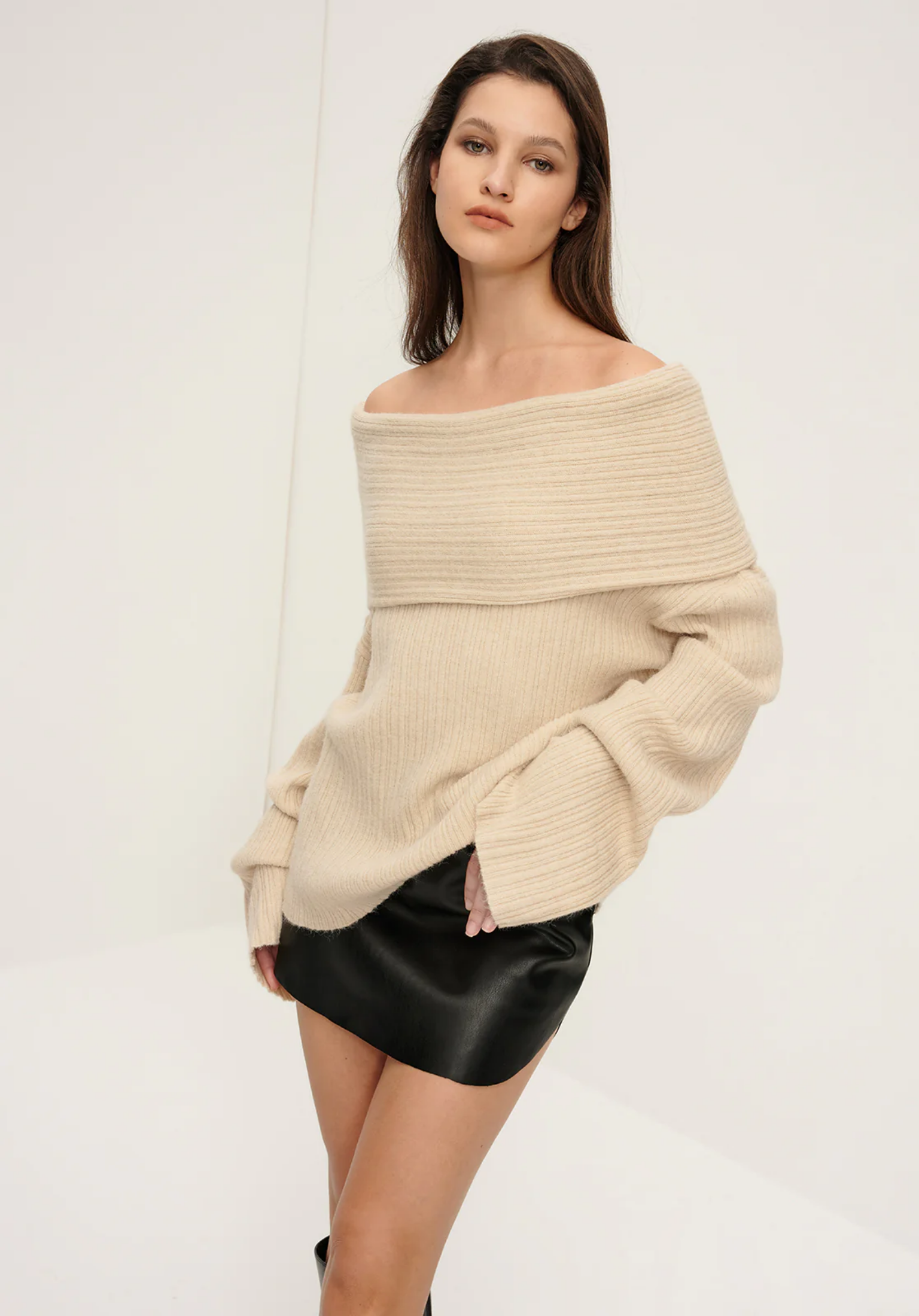 Ribbstickad off-shoulder tröja