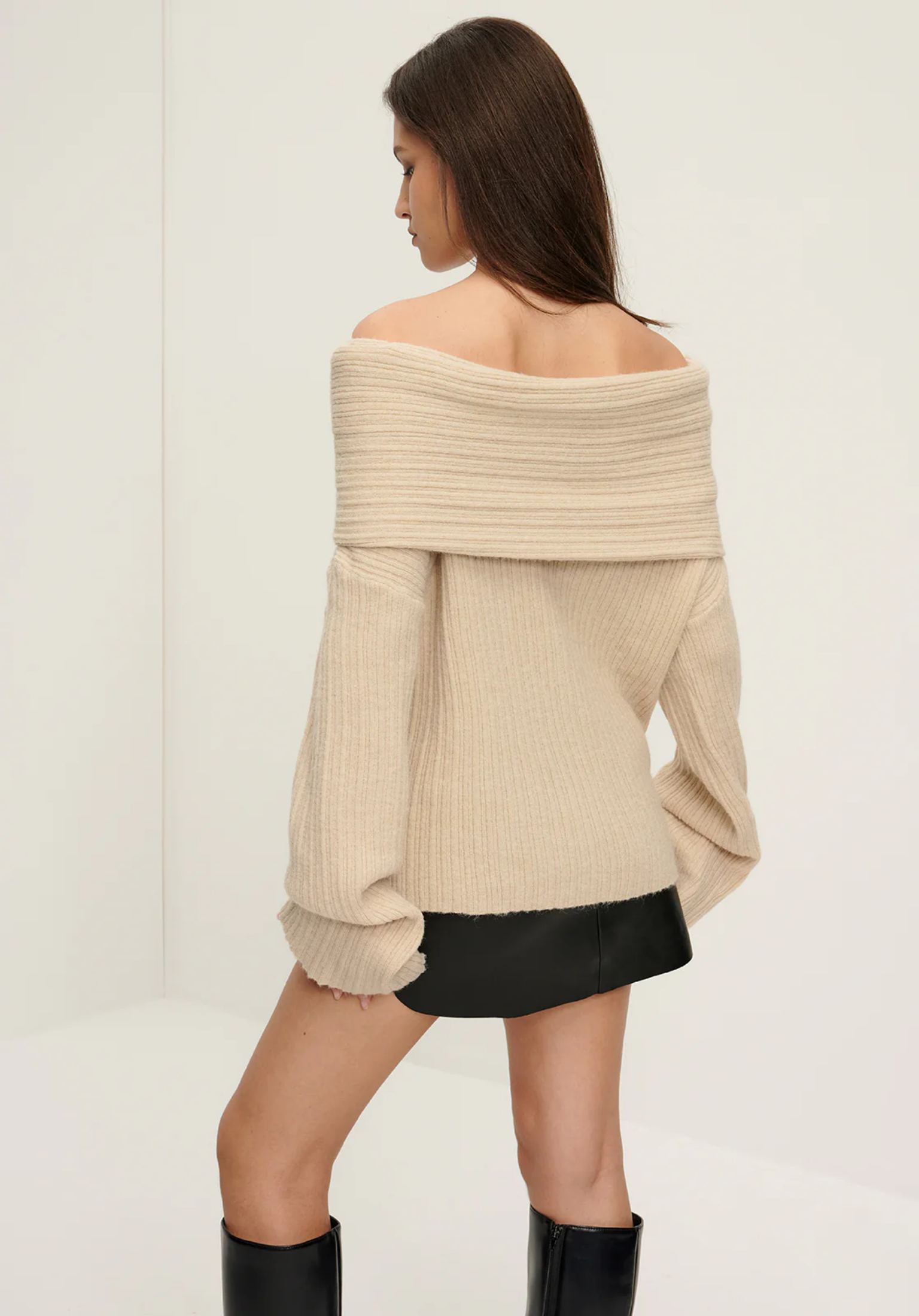 Ribbstickad off-shoulder tröja