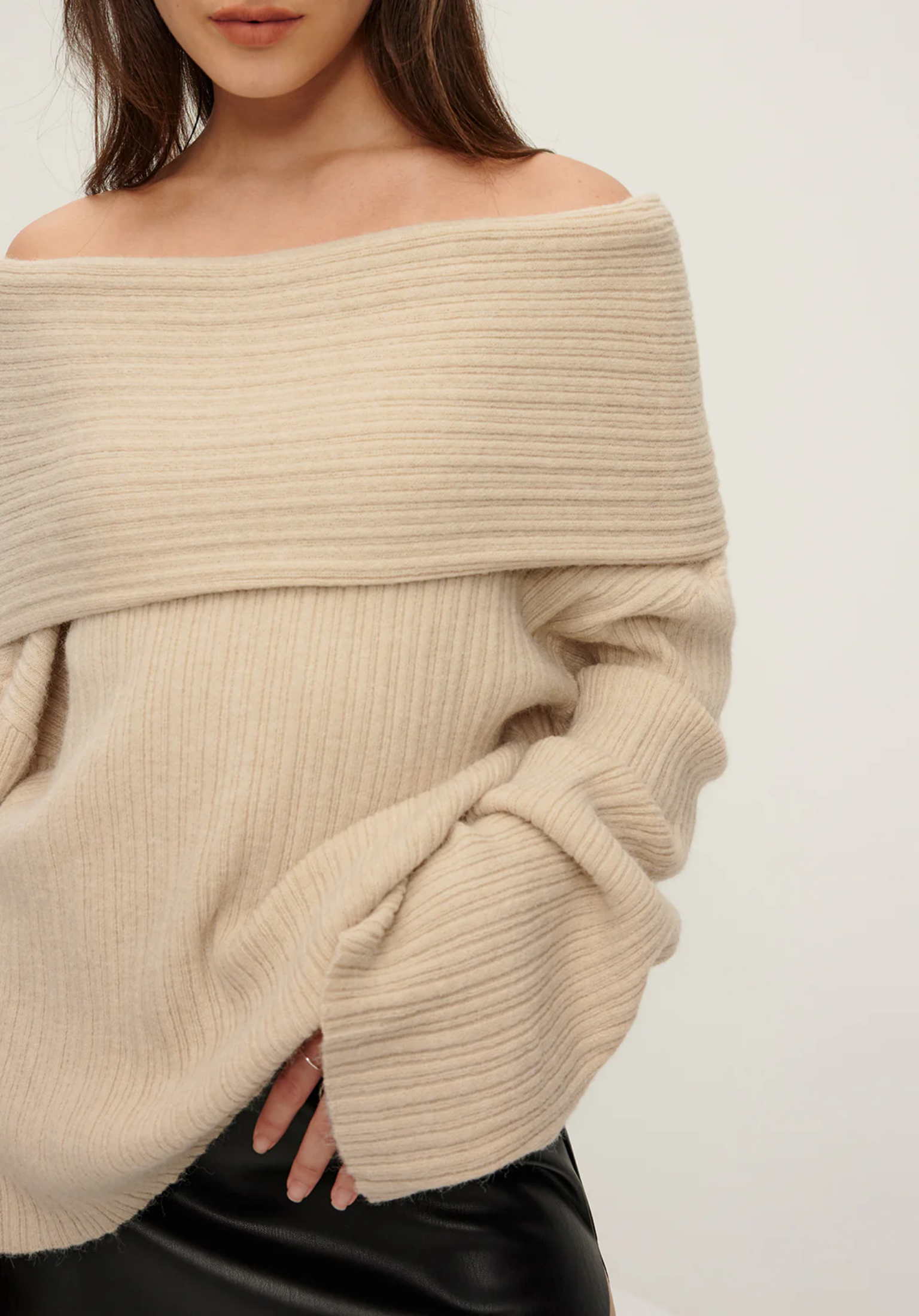 Ribbstickad off-shoulder tröja