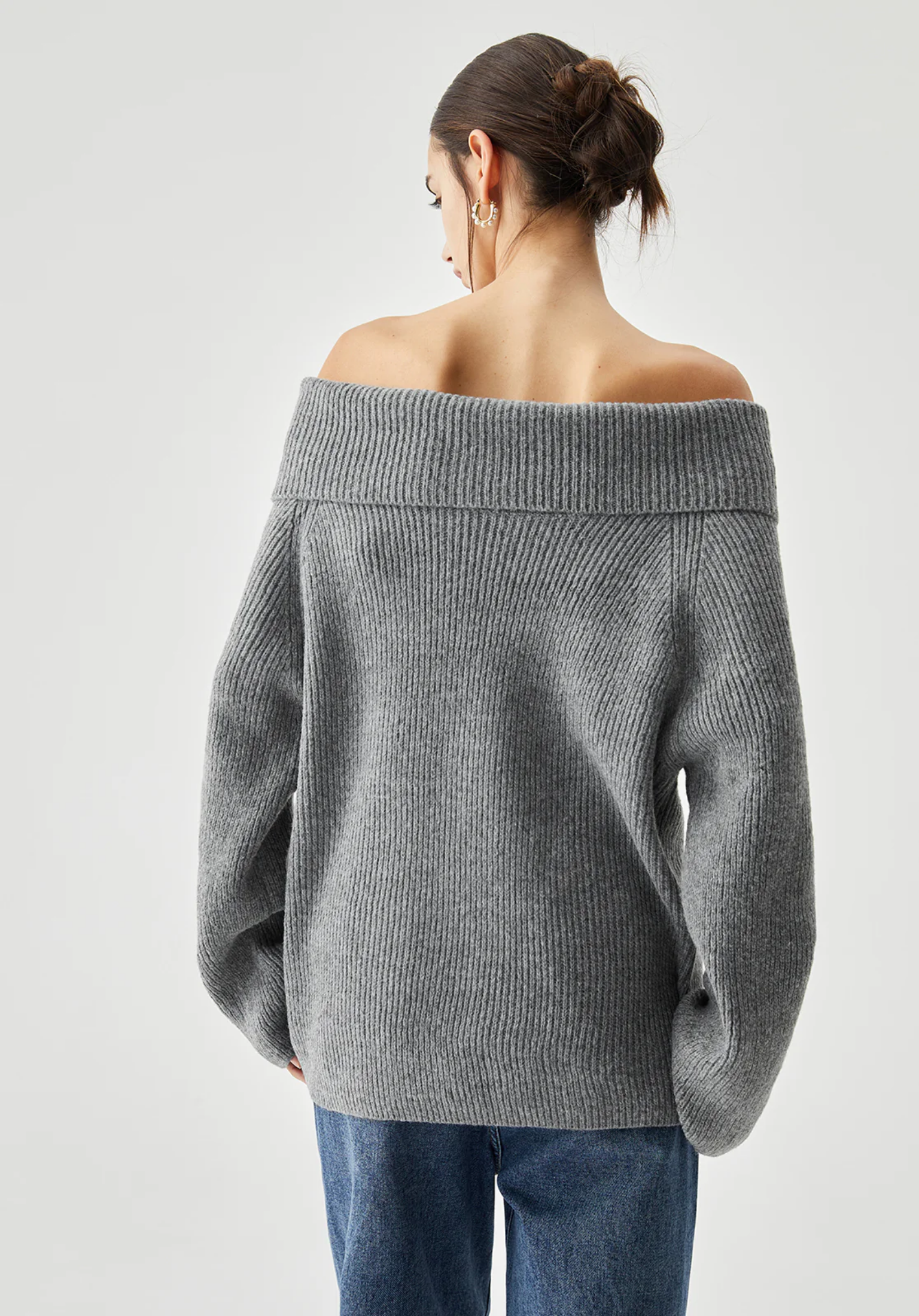 Stickad off-shoulder tröja